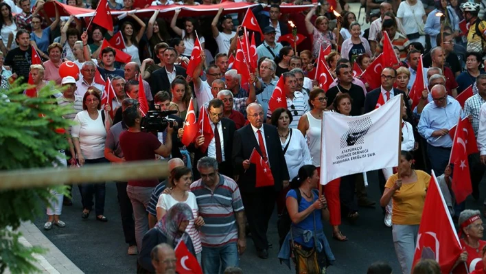 Marşlar eşliğinde yürüdüler