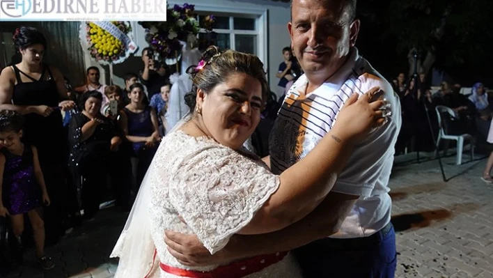 Gelinlik hayaline kavuştu