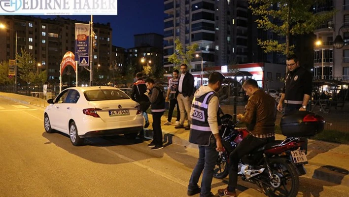 Çay paketinden ruhsatsız tabanca çıktı