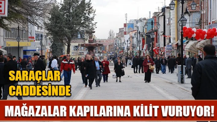 Saraçlar Caddesi zamana yenik düşüyor