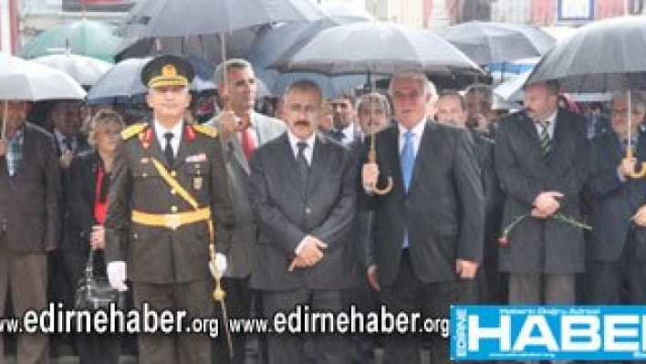 Şemsiye tuttu