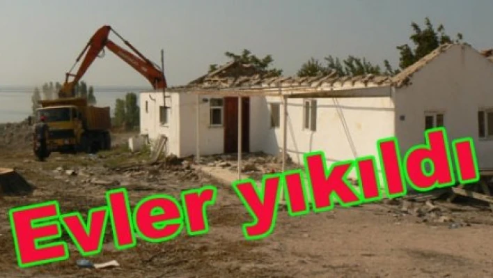 3 ev yıkıldı 