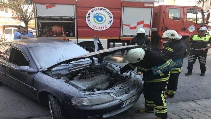 Park halindeki otomobilde yangın çıktı