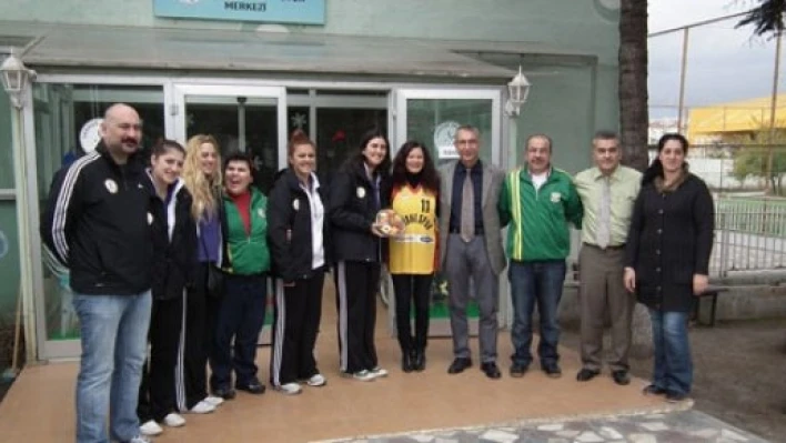 Kadın sporculardan özel çocuklara ziyaret