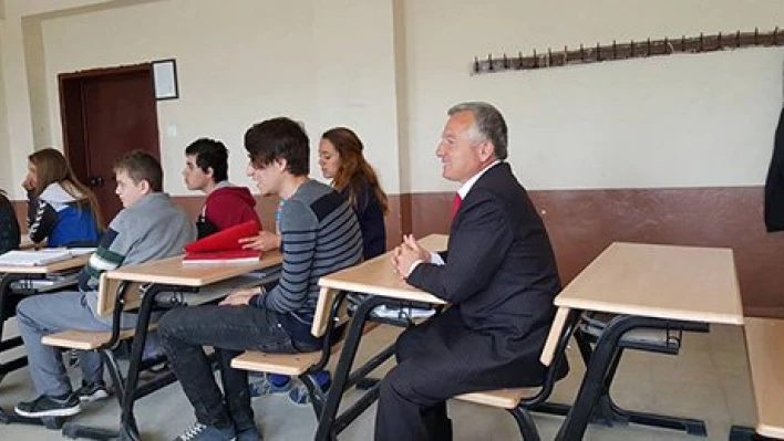 Öğrencilerle buluştu