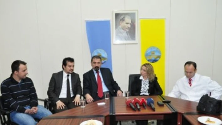 Doktorlarıyla tokalaştı