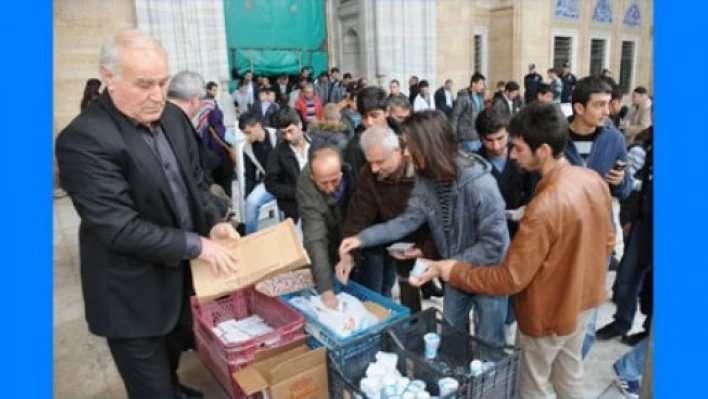 Hayırsever işadamı pilav dağıttı