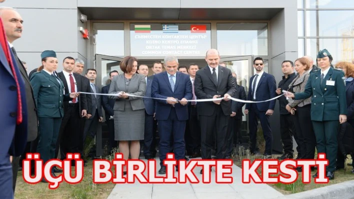 Üçü birlikte kesti