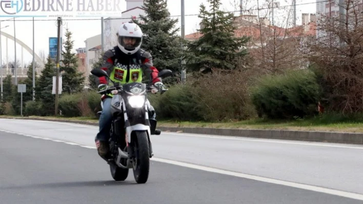 Motosiklet tutkunlarından yaşlı ve hastalara 'hızlı ilaç servisi'
