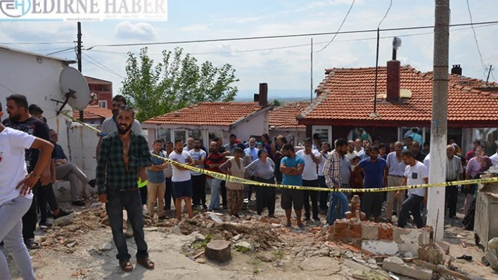 Evinin bahçesinde altın arıyor