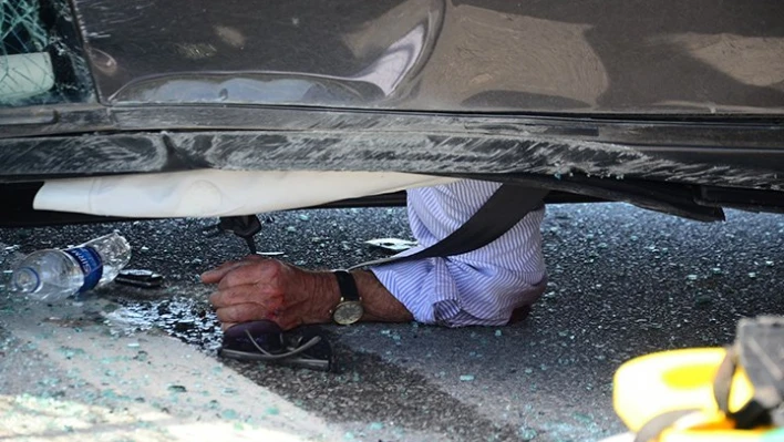 Otomobiller çarpıştı