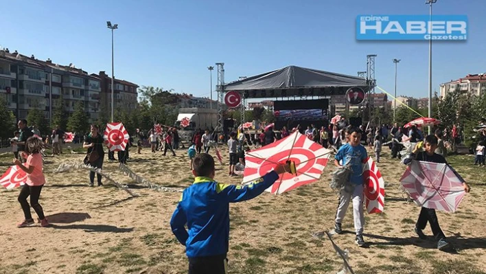 Çocuklar uçurtma uçurdu