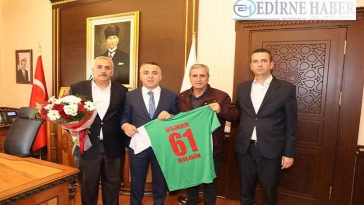Vali Bilgin'e forma hediyesi