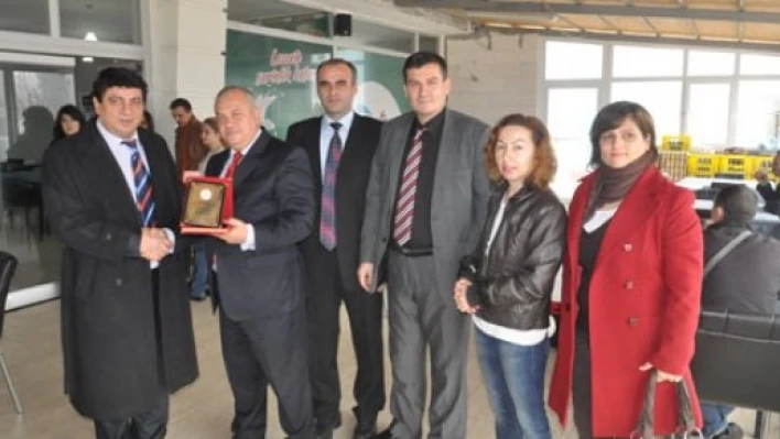 Okula katkı plaket getirdi