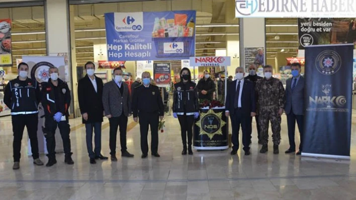  'En iyi narkotik polisi anne'lere gül dağıttı