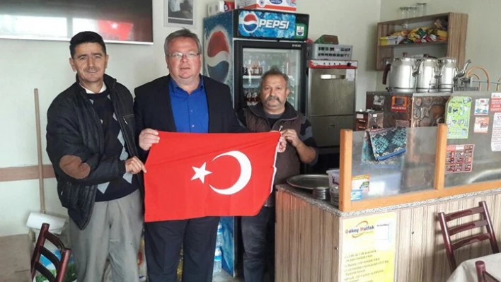 Vatandaşlara ve Öğrencilere Türk Bayrağı