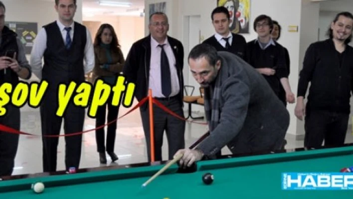  Söyleşi öncesi bilardo şov