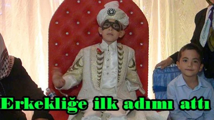 Erkekliğe ilk adımı attı