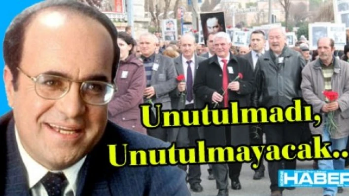  Karanfillerle anıldı