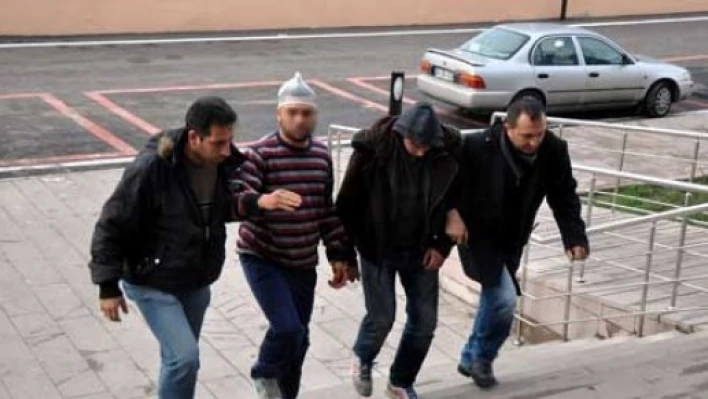 Bıçakla yaraladılar