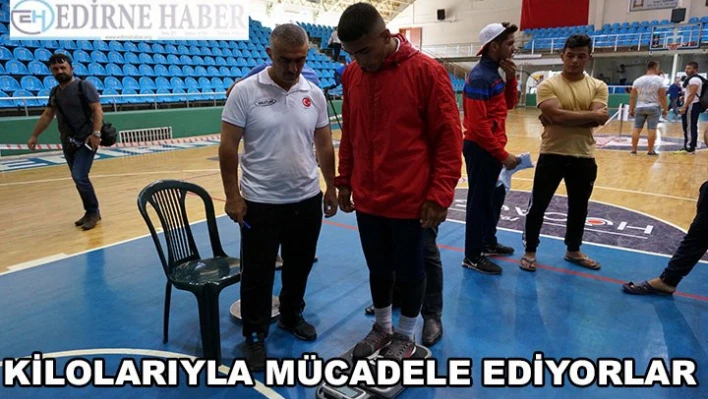 Pehlivanlar kilolarıyla mücadele ediyor
