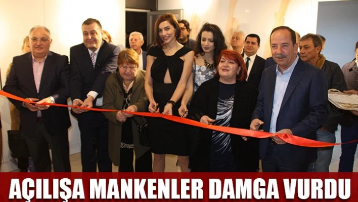 Danslı, mankenli açılış