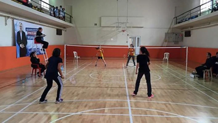 Badminton U-17 devam ediyor.