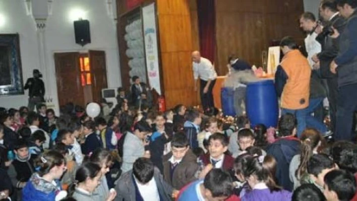 Öğrenciler deneylere bayıldılar 