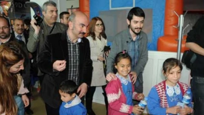 İngilizce'yi ''gezerek, oynayarak'' öğreniyor lar