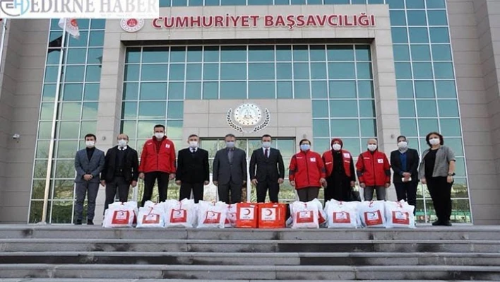 Kızılay'dan yükümlülerin çocuklarına giysi yardımı