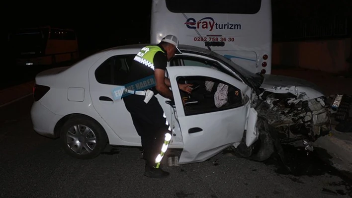 Hem direğe, hem servis otobüsüne çarptı