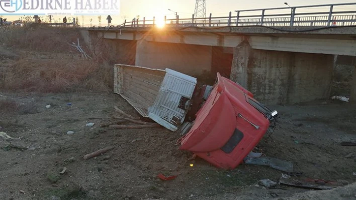 Köprüden devrilen tırın sürücüsü yaralandı