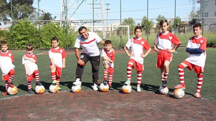 Geleceğin yıldızlarını yetiştiriyor