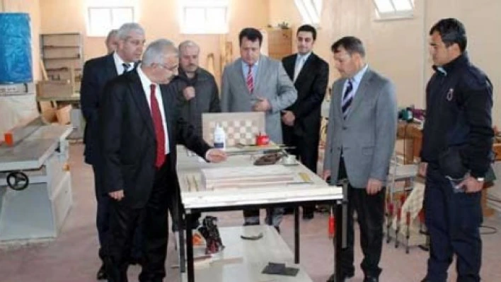 Cezaevini ziyaret etti