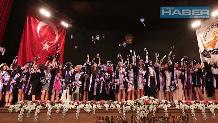 Öğretmen adaylarının mezuniyet coşkusu