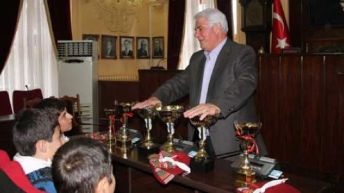 Kupalar başkana sunuldu