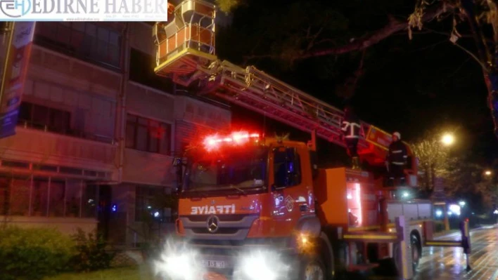 Kapıyı açamayan yaşlı adamın yardımına itfaiye yetişti