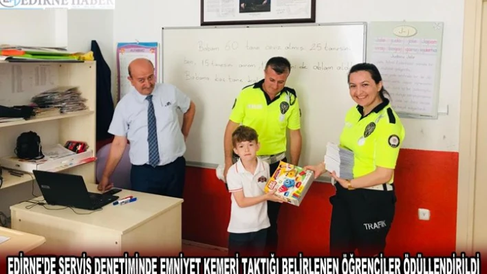 EDİRNE'DE SERVİS DENETİMİNDE EMNİYET KEMERİ TAKTIĞI BELİRLENEN ÖĞRENCİLER ÖDÜLLENDİRİLDİ