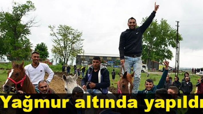 Atlar koştu, seyirci ıslandı