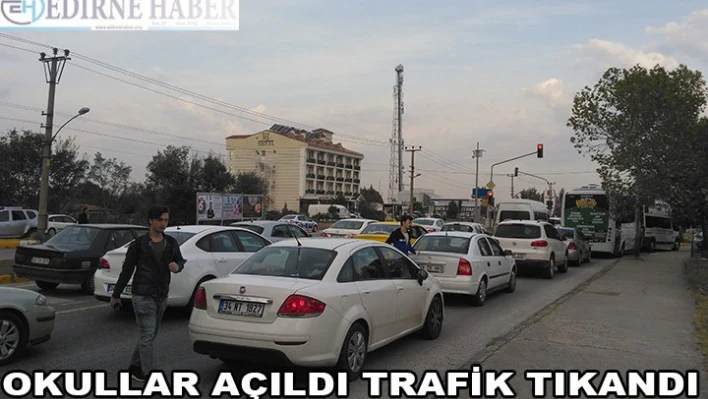 Okullar açıldı trafik tıkandı