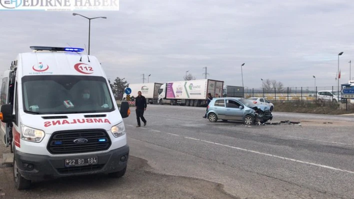 Otomobil tıra çarptı