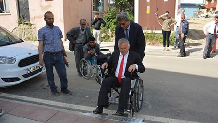 Tekerlekli sandalyeye oturdu