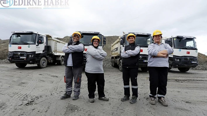 Kadın kamyon şoförleri maden ocağında direksiyon başında