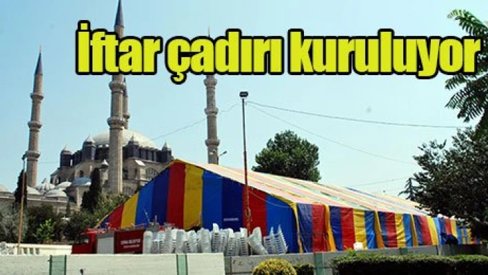 İftar çadırı kuruluyor