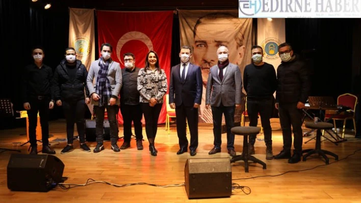 Evde kalan vatandaşlar için türkü söylediler