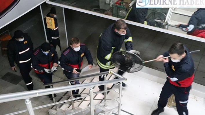 Lüleburgaz'da işyerinde mahsur kalan kedi kurtarıldı