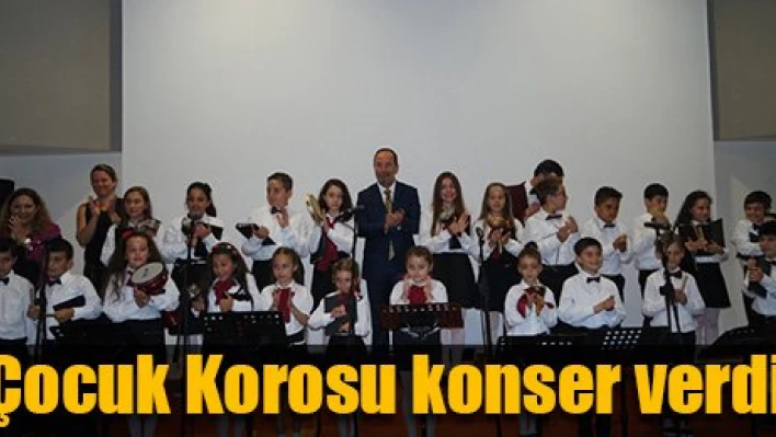 Çocuklarla şarkı söyledi