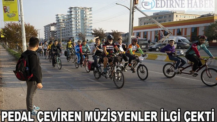 Pedal çeviren müzisyenlerin melodileri eşliğinde bisiklet turu