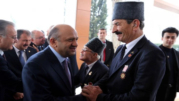 Gazilerle buluştu