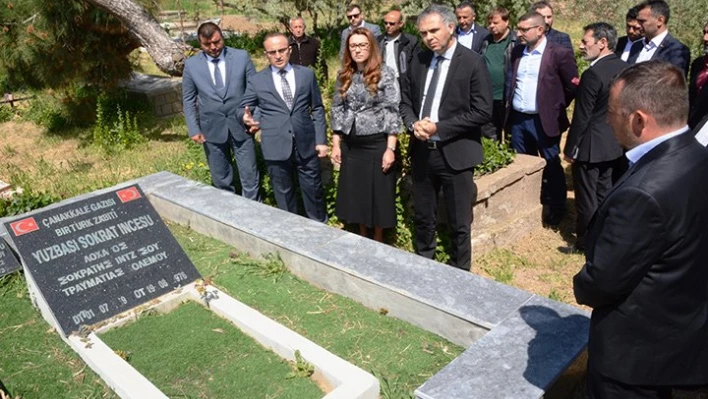 Mezarları ziyaret etti